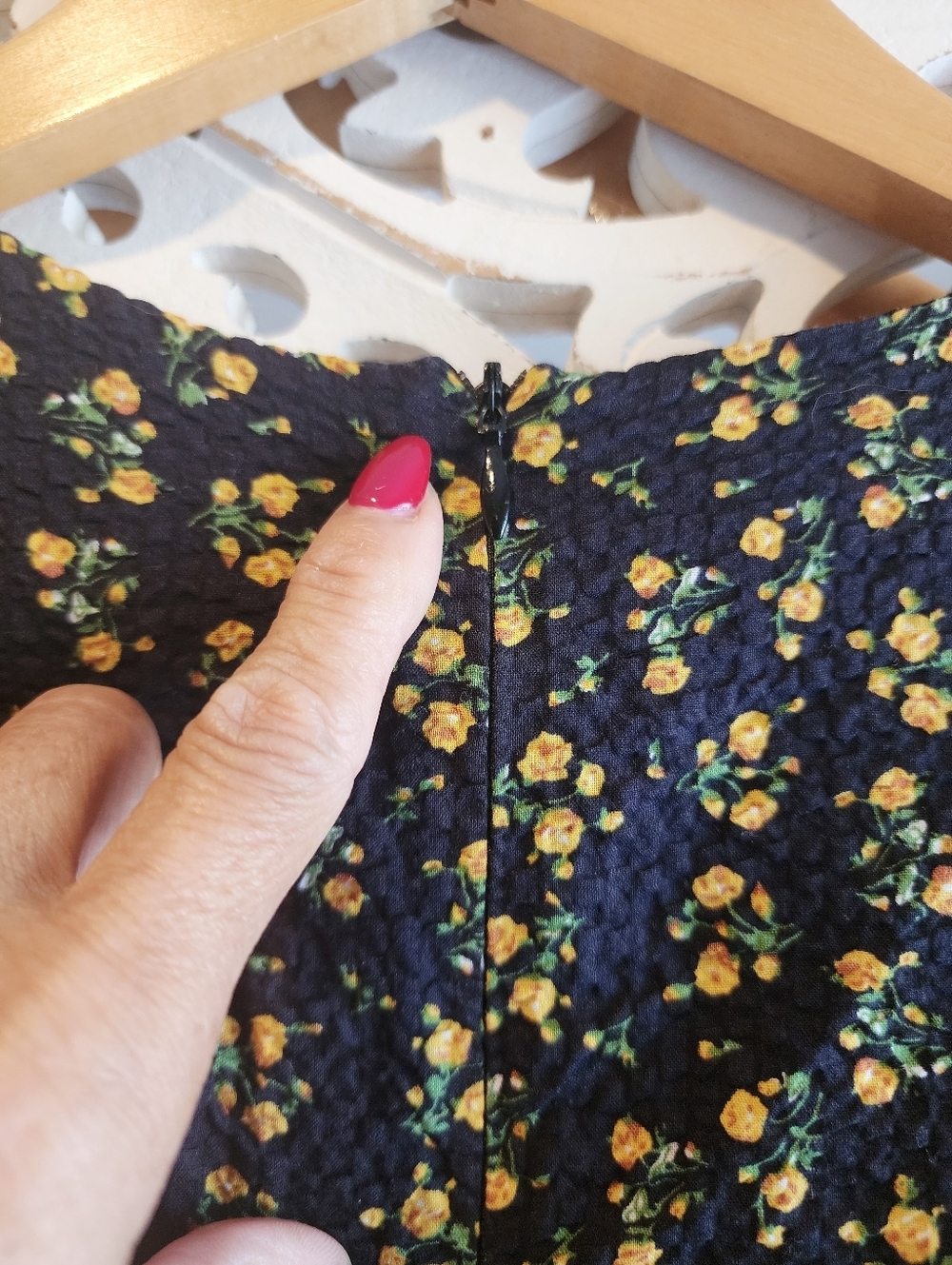 JESSAKAE BLACK WHIT YELLOW FLOWERS ALL AROUND DRESS NECK SHORT SLEEVE MEDIUM - Picture 14 of 16